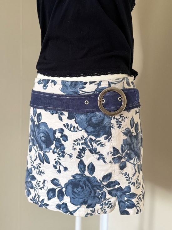 Dresses & Skirts - Vintage Y2K Mini Skirt Floral Belted Mini Skirt Navy Belt Silver Accent Slit